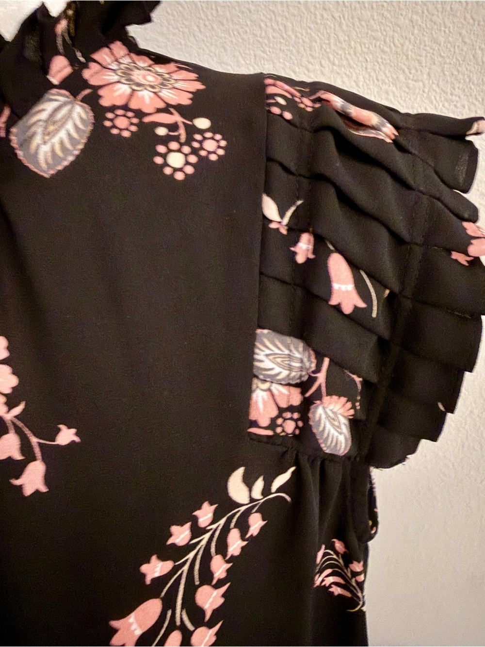 LOFT Black Pink Floral Ruffle Shoulder Sleeveless Blouse Size M - EUC - Picture 6 of 8